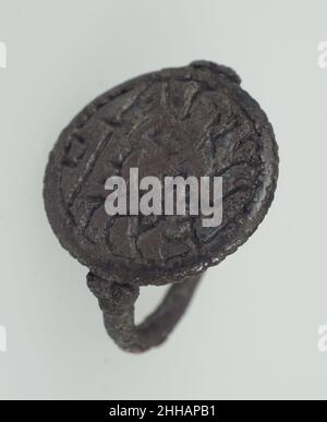 Finger Ring 7th secolo Frankish. Finger Ring 465819 Frankish, Finger Ring, 7th Century, Argento (?), totale: 15/16 x 7/8 x 3/4 pollici (2,4 x 2,2 x 1,9 cm) cornice: 3/4" (1,9 cm). Il Metropolitan Museum of Art, New York. Dono di J. Pierpont Morgan, 1917 (17.193.91) Foto Stock