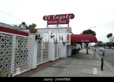 Los Angeles, California, USA 17th gennaio 2022 una vista generale dell'atmosfera del ristorante messicano El Coyote al 7312 Beverly Blvd il 17 gennaio 2022 a Los Angeles, California, USA. L'attrice Sharon Tate, Jay Sebring, Voytek Abigail Folder ha avuto il loro ultimo pasto qui prima che fossero assassinati il 8 agosto 1969 dalla famiglia Manson. Il film Hills Reality TV Show girato qui. Tra le celebrità che hanno mangiato a El Coyote figurano la principessa Grace Kelly, Tony Curtis, Harrison Ford, Jane fonda, Christopher Lloyd, Joni Mitchell, Ryan Gosling, River Phoenix, David Lynch. Foto di Barry King/Alamy Stock Foto Foto Stock