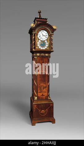 Orologio a cassa lunga ca. 1774–75 Clockmaker: Hermann Achenbach il quadrante visualizza l'ora locale, così come l'ora in altre dieci città. Sono inoltre indicate le posizioni del sole e della luna nello zodiaco, la fase della luna, l'età della luna nel suo ciclo mensile, il giorno della settimana, il giorno del mese e il numero di giorni nel mese. L'orologio era originariamente dotato di un clavier in miniatura che suonava meccanicamente dopo lo scioccare dell'ora. Orologio a cassa lunga 206322 Foto Stock