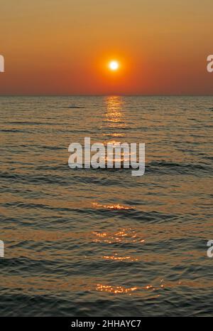Sun attraverso Summer Haze sui grandi Laghi sul Lago Michigan vicino Montague, Michigan Foto Stock