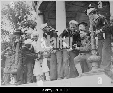 Soldati e marinai lo strappo fino a bandiera portati dai socialisti durante la loro dimostrazione di pace a Boston Foto Stock