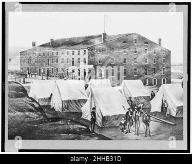 Soldati, altre persone e tende di confederati al di fuori del carcere di Libby, Richmond, Virginia Foto Stock