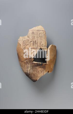 Frammenti di un vaso canopico inscritto per Senimen ca. 1479–1458 a.C. frammenti del nuovo Regno di diversi vasi canopici, tra cui un coperchio frammentario a testa umana, sono stati scoperti durante gli scavi del Museo nelle vicinanze della tomba di Teban (TT) n. 252, la tomba di un uomo di nome Senimen. Alto funzionario durante il regno di Thutmose II e il regno congiunto di Hatshepsut e Thutmose III, Senimen era il custode e tutore della principessa Neferure, Thutmose II e la figlia di Hatshepsut. Lo scopo dei vasi canopici nell'antico Egitto era di tenere e proteggere i visceri rimossi dal corpo del defunto durante il Foto Stock
