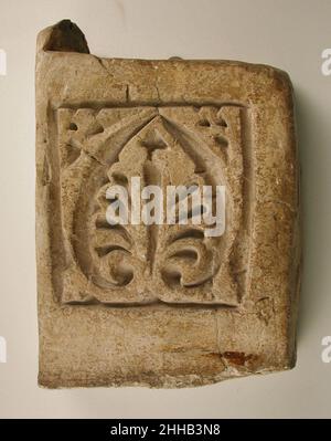 Dado pannello 10th secolo questo piccolo pannello è stato scavato a Nishapur da un tumulo noto come Sabz Pushan (il verde coperto). Gli scavi a Sabz Pushan hanno rivelato parte di un quartiere residenziale con diverse case e un vicolo. Questo pezzo è stato trovato in un iwan, o stanza coperta che si apre su un cortile, riccamente decorato con pannelli scolpiti e dipinti alle pareti. Questo iwan può essere stato parte di una casa privata, ma la presenza di un mihrab (nicchia di preghiera) suggerisce che potrebbe anche servire come una piccola moschea di quartiere. Altri pannelli trovati nello stesso iwan includono MMA 37.40.43, 37.40.45, 37,40. Foto Stock