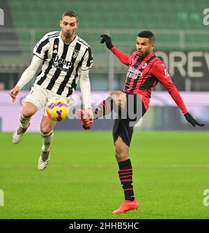 Milano, Italia. 23rd Jan 2022. La Junior Messia (R) di AC Milan vibra con Mattia De Sciglio del FC Juventus durante una partita di calcio tra AC Milan e FC Juventus a Milano il 23 gennaio 2022. Credit: Alberto Lingria/Xinhua/Alamy Live News Foto Stock