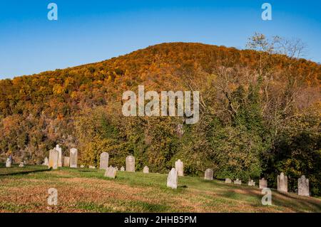 Il cimitero di Harper in un bellissimo giorno d'autunno, Harpers Ferry, West Virginia, USA Foto Stock