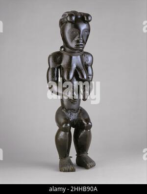 Figura da un ensemble reliquiario: Seduta Femminile 19th–primi 20th popoli Fang, Okak gruppo i popoli Fang derivano un senso di continuità con il loro passato così come una coesione comunitaria nel presente attraverso un culto ancestrale noto come bieri. Le figure reliquarie di Bieri, come questo esempio del 19th secolo, incarnano le qualità che il Fang ammira maggiormente nelle persone, vale a dire la tranquillità, la vitalità e la capacità di tenere gli opposti in equilibrio. Tali figure e teste di legno sono poste sopra i contenitori della corteccia che contengono le reliquie preziose degli antenati importanti del clan. La testa scolpita o mou figura Foto Stock