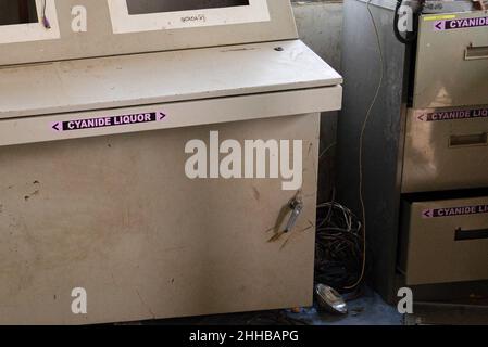 Loei, Tailandia. 1st Mar 2020. Vista di un'attrezzatura abbandonata all'interno della sala di controllo del cianuro presso la miniera d'oro di Tungkum.per oltre un decennio, il gruppo Khon Rak Ban Kerd di un piccolo villaggio rurale nella provincia di Loei in Thailandia sta combattendo la miniera d'oro di Tungkum. Il gruppo è composto da donne anziane rispettate - e in gran parte analfabete - che hanno finanziato il loro attivismo attraverso la coltivazione e la trasformazione del cotone biologico. L'agricoltura è la principale fonte di reddito per la maggior parte dei residenti a Loei; risorse come l'acqua e la terra hanno un grande carico sulla loro sopravvivenza. Quando la comunità locale Foto Stock