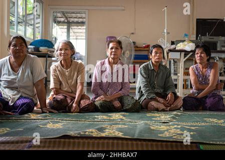 Loei, Tailandia. 1st Mar 2020. Donne anziane del gruppo Khon Rak Ban Kerd visto alla comunità locale sala tessitura.per oltre un decennio, il gruppo Khon Rak Ban Kerd da un piccolo villaggio rurale nella provincia di Loei in Thailandia ha combattuto la miniera d'oro Tungkum. Il gruppo è composto da donne anziane rispettate - e in gran parte analfabete - che hanno finanziato il loro attivismo attraverso la coltivazione e la trasformazione del cotone biologico. L'agricoltura è la principale fonte di reddito per la maggior parte dei residenti a Loei; risorse come l'acqua e la terra hanno un grande carico sulla loro sopravvivenza. Quando la comunità locale r Foto Stock