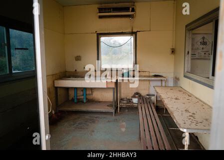 Loei, Tailandia. 1st Mar 2020. Vista interna della sala di controllo del cianuro presso il Tungkum goldmine.for oltre un decennio, il gruppo Khon Rak Ban Kerd da un piccolo villaggio rurale nella provincia di Loei in Thailandia sta combattendo il Tungkum goldmine. Il gruppo è composto da donne anziane rispettate - e in gran parte analfabete - che hanno finanziato il loro attivismo attraverso la coltivazione e la trasformazione del cotone biologico. L'agricoltura è la principale fonte di reddito per la maggior parte dei residenti a Loei; risorse come l'acqua e la terra hanno un grande carico sulla loro sopravvivenza. Quando la comunità locale ha riferito sintomi co Foto Stock