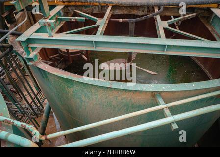 Loei, Tailandia. 1st Mar 2020. Vista di una pala di miscelazione al Tungkum goldmine.for oltre un decennio, il Khon Rak Ban Kerd gruppo da un piccolo villaggio rurale nella provincia di Loei in Thailandia è stato combattendo il Tungkum goldmine. Il gruppo è composto da donne anziane rispettate - e in gran parte analfabete - che hanno finanziato il loro attivismo attraverso la coltivazione e la trasformazione del cotone biologico. L'agricoltura è la principale fonte di reddito per la maggior parte dei residenti a Loei; risorse come l'acqua e la terra hanno un grande carico sulla loro sopravvivenza. Quando la comunità locale ha riportato sintomi coerenti con il sangue Foto Stock