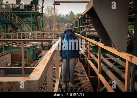 Loei, Tailandia. 1st Mar 2020. Una donna anziana del gruppo Khon Rak Ban Kerd pone per una foto al Tungkum goldmine.per oltre un decennio, il gruppo Khon Rak Ban Kerd di un piccolo villaggio rurale nella provincia di Loei in Thailandia sta combattendo il Tungkum goldmine. Il gruppo è composto da donne anziane rispettate - e in gran parte analfabete - che hanno finanziato il loro attivismo attraverso la coltivazione e la trasformazione del cotone biologico. L'agricoltura è la principale fonte di reddito per la maggior parte dei residenti a Loei; risorse come l'acqua e la terra hanno un grande carico sulla loro sopravvivenza. Quando i comuni locali Foto Stock