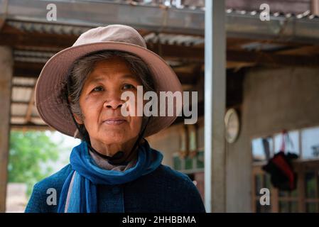 Loei, Tailandia. 1st Mar 2020. Una donna anziana membro del gruppo Khon Rak Ban Kerd pone per una foto.per oltre un decennio, il gruppo Khon Rak Ban Kerd di un piccolo villaggio rurale nella provincia di Loei in Thailandia sta combattendo la miniera d'oro di Tungkum. Il gruppo è composto da donne anziane rispettate - e in gran parte analfabete - che hanno finanziato il loro attivismo attraverso la coltivazione e la trasformazione del cotone biologico. L'agricoltura è la principale fonte di reddito per la maggior parte dei residenti a Loei; risorse come l'acqua e la terra hanno un grande carico sulla loro sopravvivenza. Quando la comunità locale ha segnalato il sintomo Foto Stock