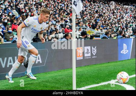 Madrid, Spagna. 23rd Jan 2022. Toni Kroos di Real Madrid compete durante una partita di calcio spagnola di prima divisione tra il Real Madrid e l'Elche CF a Madrid, Spagna, 23 gennaio 2022. Credit: Gustavo Valiente/Xinhua/Alamy Live News Foto Stock