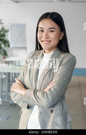Giovane donna asiatica d'affari professionista con sorriso in ufficio ritratto Foto Stock