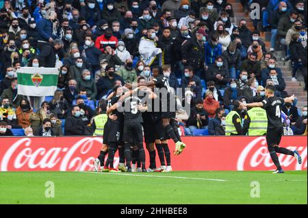 Madrid, Spagna. 23rd Jan 2022. I giocatori di Elche festeggiano un gol durante una partita di calcio spagnola di prima divisione tra il Real Madrid e l'Elche CF a Madrid, Spagna, 23 gennaio 2022. Credit: Gustavo Valiente/Xinhua/Alamy Live News Foto Stock