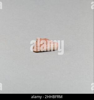 Frammento di vaso Greco Orientale/Sardis, Lidiano. Frammento di vaso 252781 Greco Orientale/Sardis, Lidiano, frammento di vaso, Terracotta, totale: 13/16 x 1/2in. (2 x 1,3cm). Il Metropolitan Museum of Art, New York. Dono della Società americana per l'Escavazione di Sardis, 1926 (26.199.214) Foto Stock