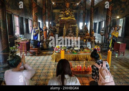 Phnom Penh, Cambogia - Gennaio 2022: Persone che fanno offerte al tempio buddista Wat Phnom il 22 Gennaio 2022 a Phnom Penh, Cambogia. Foto Stock