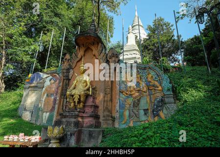 Phnom Penh, Cambogia - Gennaio 2022: Wat Phnom è un tempio buddista e pagoda che simboleggia il nome di Phnom Penh il 22 gennaio 2022 a Phnom Pen Foto Stock