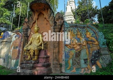 Phnom Penh, Cambogia - Gennaio 2022: Wat Phnom è un tempio buddista e pagoda che simboleggia il nome di Phnom Penh il 22 gennaio 2022 a Phnom Pen Foto Stock