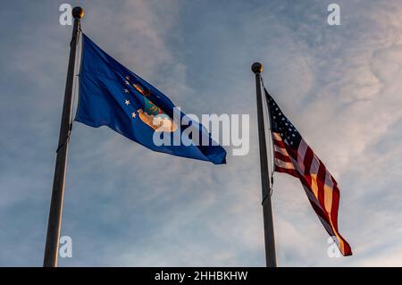 Foto della Bandiera americana e della Bandiera USAF situata al Memoriale USAF di Arlington, Virginia Foto Stock