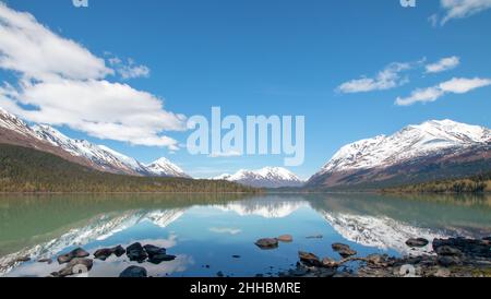 MAD Sally Lake Shoreline sulla penisola di Kenai in Alaska Stati Uniti Foto Stock