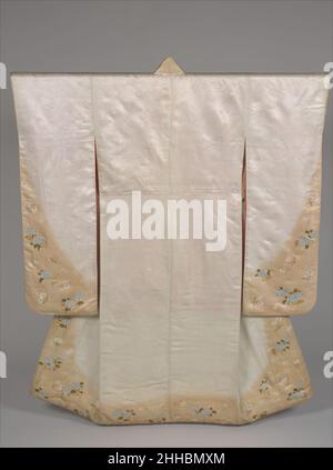 Kimono a maniche lunghe (furisode) con Hydrangeas e Cherry Blossoms primi del 20th secolo Giappone Un furisode è un abito con maniche lunghe e svolazzanti indossate da giovani donne non sposate. Il raso bianco di questo furisodo è beige tinto intorno all'orlo, collarino-linea (eri), e le sezioni inferiori delle maniche. Delicati fiori di ciliegio, simboli di primavera, e le ortangee blu, che solitamente fioriscono a giugno, sono dipinti sul terreno beige. Composizioni simili compaiono nei libri di Meiji periodo kimono-pattern, come la Collezione dei motivi di Shōun (1901). Kimono a maniche lunghe (furisode) con Hydrangeas e Cherry Blos Foto Stock