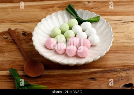 RAW Tang Yuan a tre colori, processo di produzione di dessert cinese per il Festival cinese. Tang Yuan è noto come Wedang Ronde in Indonesia Foto Stock