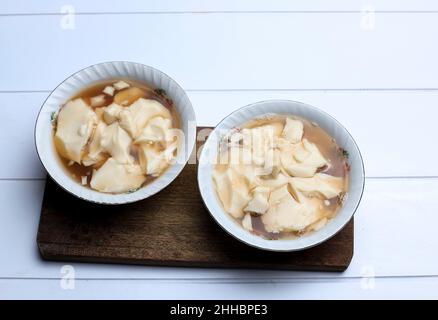 Dessert di tofu Pudding di fagioli cagliati o Douhua Dou Hua in White Bowl, popolare Taiwan Gourmet. Kembang Tahu in Indonesia Foto Stock