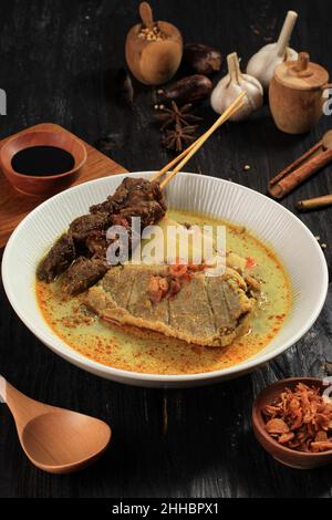 Gule Kambing Jawa Timur o East Java Agnello Curry, delizioso menu per Eid al Adha. Di solito servito con Sate Kambing (spiedini Mutton) Foto Stock