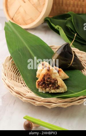 Zongzi o Bakcang. Gnocchi di riso Sticky cinesi salati con foglie di bambù Foto Stock