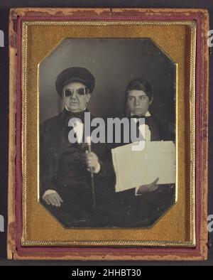 [Uomo cieco e suo lettore] ca. 1850 poco sconosciuto è conosciuto circa questo ritratto enigmatico tranne che il lettore giovane tiene una copia del Herald di New York. Noto per il suo interesse prurient in scandalo e crimine, così come il suo uso pionieristico del telegrafo e della ferrovia per raccogliere notizie, il giornale, lanciato nel 1835, ha avuto la più grande circolazione di ogni giorno negli Stati Uniti. Ci si chiede cosa fosse nella notizia il giorno in cui questa fotografia è stata fatta. Lo scoppio della guerra messicano-americana nel 1846? La scoperta dell'oro in California nel 1848? O forse un articolo di Brighton, Inghilterra, sul Dr. W. Foto Stock