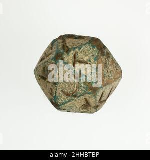 Ventidue muoiono (icosahedron) con facce inscritte con lettere greche 2nd secolo a.C.–4th secolo d.C. periodo tolemaico–periodo romano Un certo numero di dadi poliedrici realizzati in vari materiali sono sopravvissuti al periodo ellenistico e romano, solitamente dall'antico Egitto quando noto. Molti sono presenti nelle collezioni egiziane o greche e romane del Museo. Il icosaedro – poliedro a 20 lati – è frequente. Il più delle volte ogni faccia del dado è inscritta con un numero in greco e/o latino fino al numero di facce sul poliedro. Nulla di specifico circa l'uso di questi poliedri è conservato, s Foto Stock