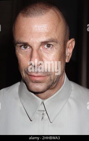 **FOTO DEL FILE** Thierry Mugler è passato via. Thierry Mugler al Memorial Service for Liz Tilberis presso l'Avery Fisher Hall del Lincoln Center a New York il 1 giugno 1999. Photo Credit: Henry McGee/MediaPunch Foto Stock