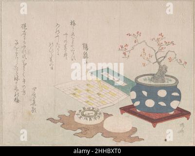 Bonsai Plum, Compass e Pocket Sundial con Design of Calendar, da Spring Rain Surimono Album (Harusame surimono-jō, vol. 3) 1806 Ryūryūkyo Shinsai Japanese Surimono sono stampe a blocchi di legno pubblicate privatamente, di solito commissionate da poeti o gruppi di poesia come forma di biglietto di auguri di Capodanno. Le poesie, più comunemente kyōka (verse spiritoso di trentuno sillaba), inscritte sulle stampe includono di solito felicemente immagini connesse con la primavera, che nel calendario lunare inizia il primo giorno del primo mese. I temi del surimono sono spesso eruditi, spesso alludenti al cla letterario giapponese Foto Stock