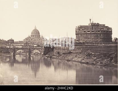 Veduta di Castel Sant'Angelo. S. Pietro 1848–52 Eugène Constant francese Constant, che si associò al pittore-fotografi al caffè Greco, fu il primo a Roma ad utilizzare il metodo dell'albume su negativi in vetro ideati dal francese Niépce de Saint-Victor nel 1847. Questo notevole album contiene trenta stampe di Constant, ciascuna affissa ad una pagina recante il timbro cieco del libraio Edouard Mauche (che ha venduto le sue opinioni). Veduta di Castel Sant'Angelo. S. Pietro 288405 Foto Stock