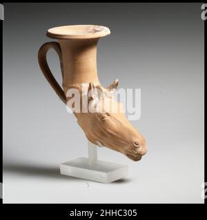 Terracotta rhyton (vaso per libazioni o bere) fine 4th-inizio 3rd secolo a.C. Greco, Italiano del Sud, Apuliano il rhyton è sotto forma di testa di un cavallo. La decorazione originale policroma è persa. Terracotta (vaso per libazioni o bere) 250570 Foto Stock