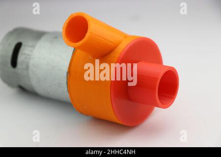 Un gruppo di cavi laminati colorati. Primo piano di fili luminosi in  plastica per stampante 3D in ambienti interni, sfondo bianco dello studio.  Concetto di entertai per bambini Foto stock - Alamy