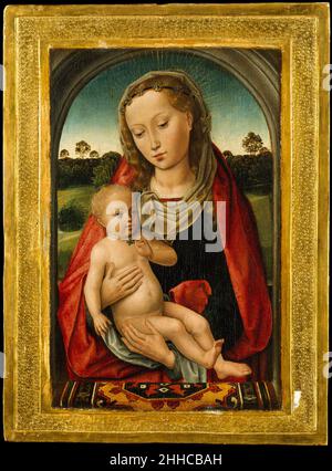 Vergine e Bambino seguace del XVI secolo di Hans Memling Netherlandh il Cristo neonato, riposato nelle braccia della madre, solleva delicatamente un fiore nella mano sinistra. Maria, vestita di un abito blu orlato da gemma con un mantello rosso, guarda serenamente verso il figlio. La coppia, incorniciata da un'arcata in pietra fittizia, è posizionata come se si dovesse apparire direttamente dietro una sporgenza ricoperta di moquette. Questo dispositivo di apertura è stato comunemente utilizzato da pittori Netherlandici del XV secolo come Hans Memling per stabilire un senso di connessione tra lo spettatore e l'immagine dipinta. La composizione del quadro di Lehman è Foto Stock