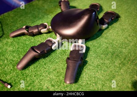 Robot mobile semovente. Robot cingolato mobile con manipolatore a braccio Foto Stock