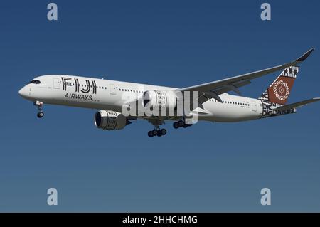 Fiji Airways Airbus A350-900 con registrazione DQ-fai mostrato avvicinarsi all'aeroporto internazionale di Los Angeles (LAX). Foto Stock