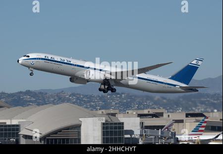 El al Israel Airlines Boeing 787-9 con registrazione 4X-EDF mostrato avvicinarsi a LAX, Aeroporto Internazionale di Los Angeles. Foto Stock