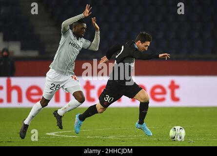 Parigi, Francia. 23rd Jan 2022. Lionel messi di Parigi Saint-Germain durante la partita di calcio francese del L1 tra Parigi Saint-Germain (PSG) e Reims allo stadio Parc des Princes di Parigi, Francia, il 23 gennaio 2022. Photo by Christian Liewig/ABACAPRESS.COM Credit: Abaca Press/Alamy Live News Foto Stock