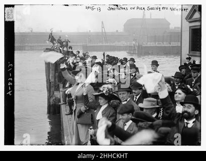 Gli spettatori sul molo vedendo al largo di Newport Foto Stock