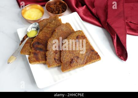 Roti dolci a base di farina di riso, gelate e ghee. gur ki roti. gur ki roti, bhakri gelatinoso, roti meethi gud ki cotto in foglia di banana. Cibo invernale Foto Stock