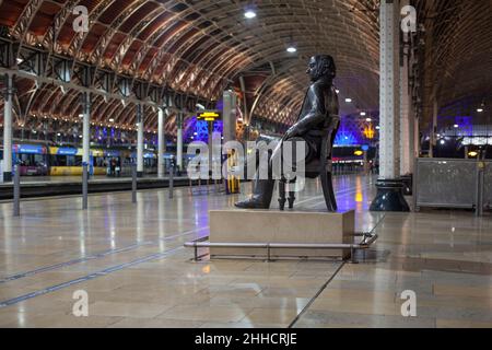 Stazione ferroviaria di Londra Paddington Bronze Statua del Regno di Isambard Brunel di John Doubleday Foto Stock