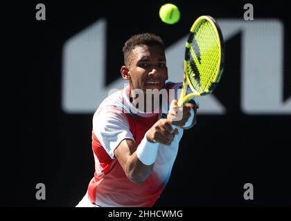 Melbourne, Australia. 24th. Gennaio 2022. Il tennista canadese Felix Auger-Aliassime in azione durante il torneo Australian Open al Melbourne Park lunedì 24 gennaio 2022. © Juergen Hasenkopf / Alamy Live News Foto Stock