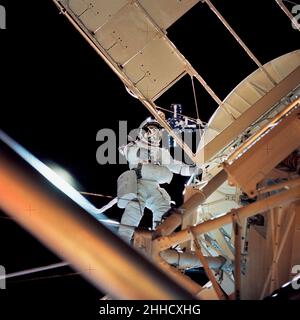 (Agosto 1973) --- l'astronauta Owen K. Garriott, pilota scientifico Skylab 3, recupera un esperimento di immagini dal supporto del telescopio Apollo (ATM) attaccato allo Skylab in orbita terrestre. Garriott’s è stata una speciale attività extravehicular (EVA) per rimuovere dalle riviste dell'osservatorio ATM/orbitante che saranno restituite alla Terra quando sarà completato il secondo manning della stazione spaziale Skylab. Foto Stock