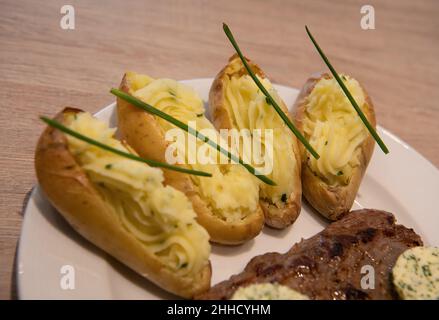 Ricetta di manzo saltato alla sirloina, burro di maitre d'hotel e patate Arly Foto Stock