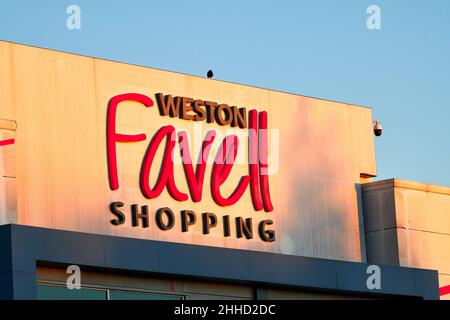 Centro commerciale Weston Favell, Northampton, Inghilterra, all'alba. Foto Stock